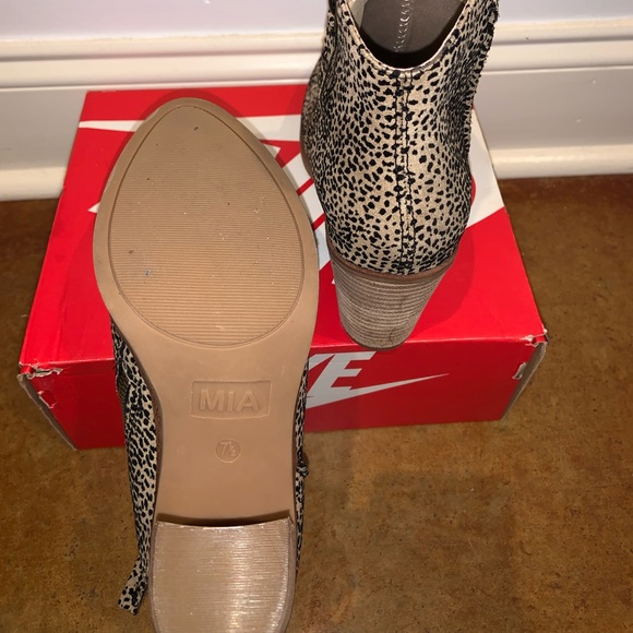 High heel boots 7(1/2), burgundy shirts (M), and comfy exercise pants (M). - Picture 9 of 10